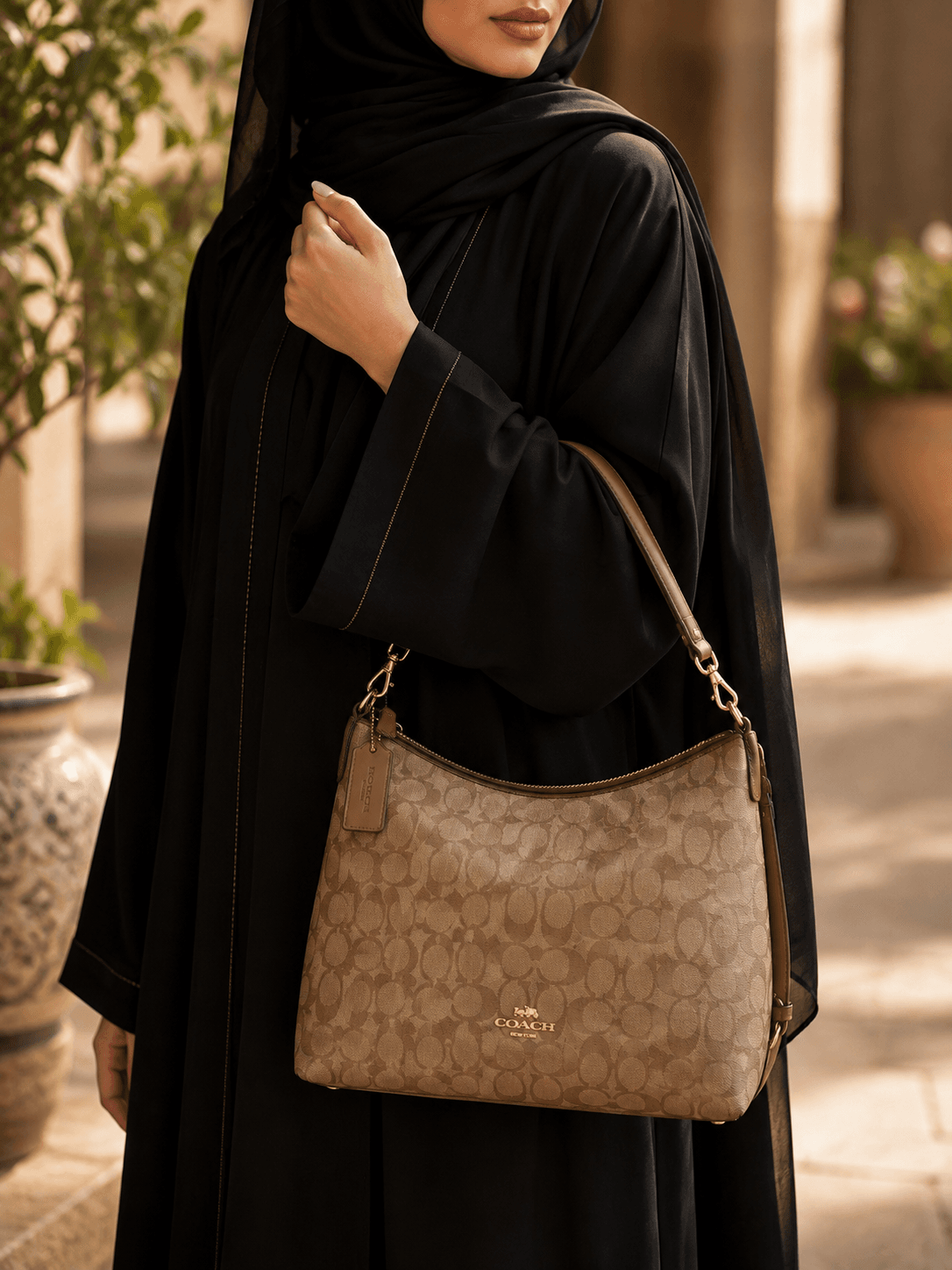 حقيبة كتف نسائية بنقشة مونوغرام كلاسيكية