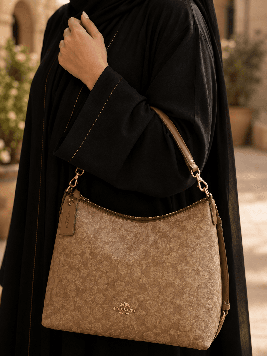 حقيبة كتف نسائية بنقشة مونوغرام كلاسيكية