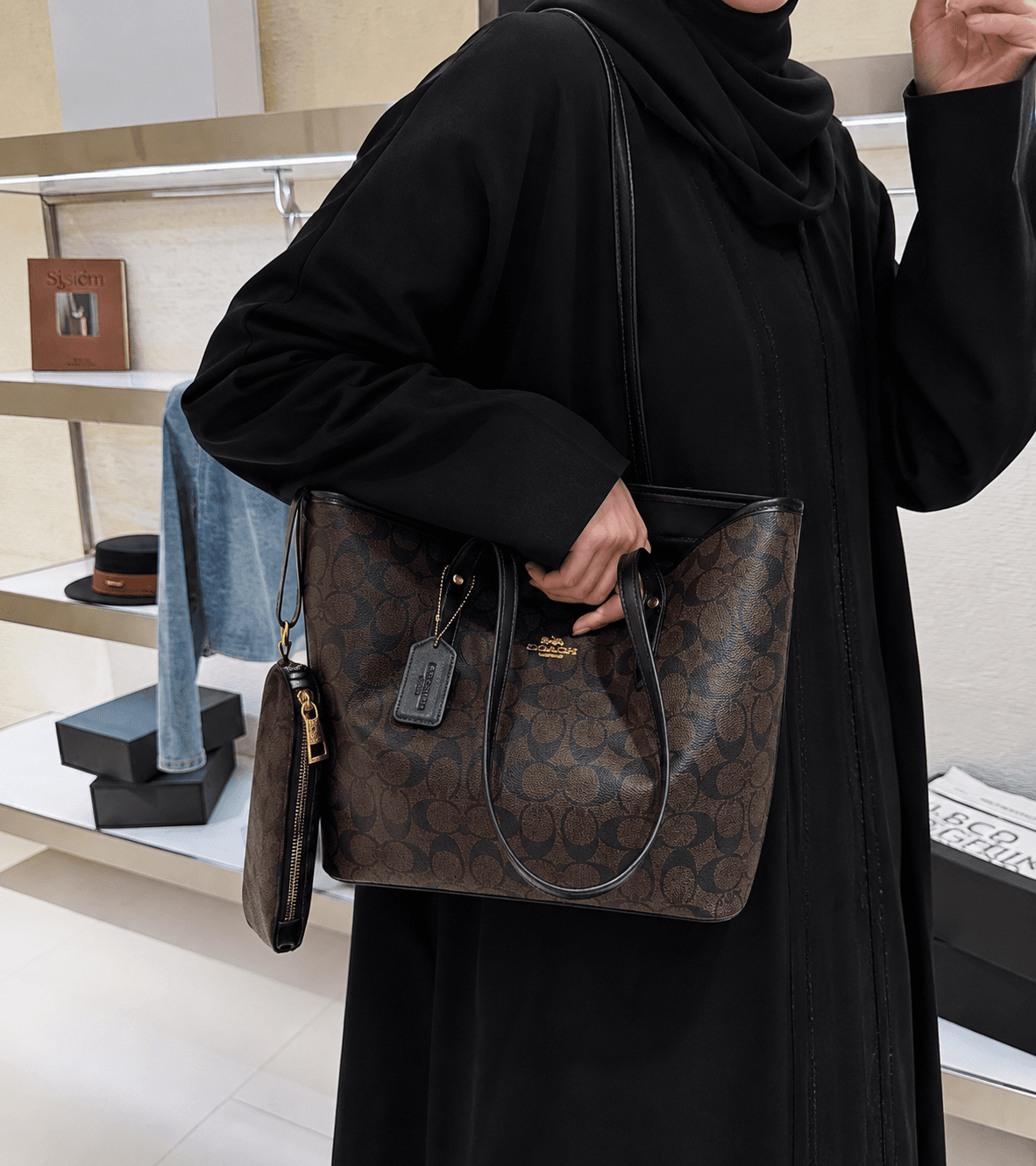 طقم حقيبة توت بنقشة مونوغرام كلاسيكية + محفظة صغيرة متناسقة